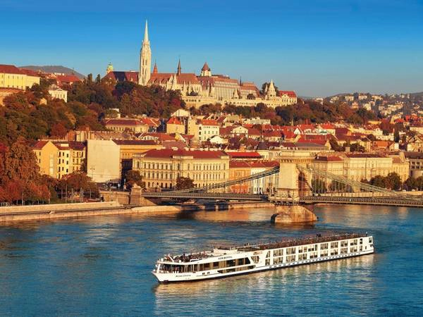 Budapest, Hungary: Ưu điểm của Budapest là có giá cả dễ chịu hơn so với các thành phố khác ở châu Âu, mà không kém phần hấp dẫn và xinh đẹp. Budapest, Hungary: Ưu điểm của Budapest là có giá cả dễ chịu hơn so với các thành phố khác ở châu Âu, mà không kém phần hấp dẫn và xinh đẹp.