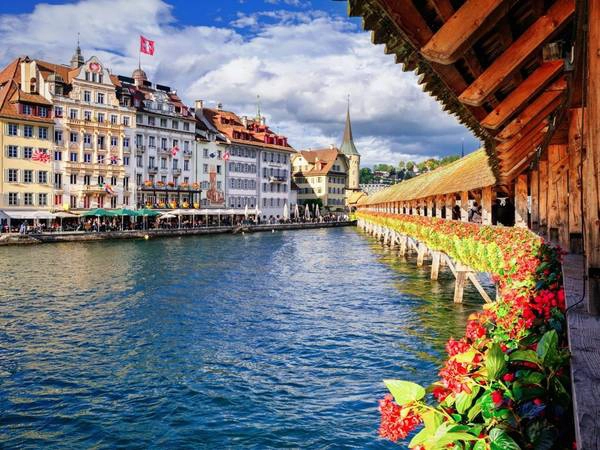 Lucerne, Thụy Sĩ: Không nổi tiếng như Zurich, Geneva, hay Bern, Lucerne có vẻ đẹp bình yên, với kiến trúc truyền thống và hồ nước tuyệt đẹp, một nơi trú ẩn hoàn hảo cho những ai tìm kiếm sự yên tĩnh. Lucerne, Thụy Sĩ: Không nổi tiếng như Zurich, Geneva, hay Bern, Lucerne có vẻ đẹp bình yên, với kiến trúc truyền thống và hồ nước tuyệt đẹp, một nơi trú ẩn hoàn hảo cho những ai tìm kiếm sự yên tĩnh.