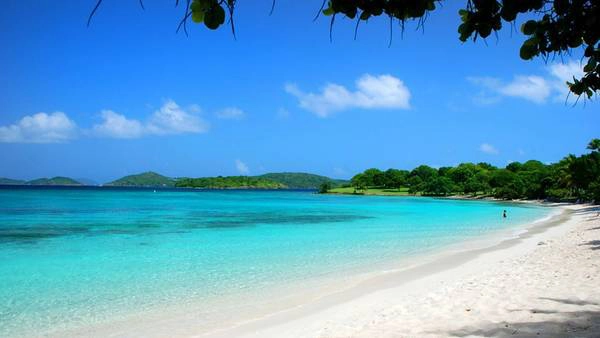  Biển xanh, cát trắng tại Maldives.