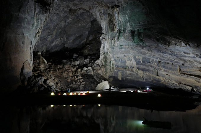 hai-co-gai-sai-gon-bang-rung-vuot-suoi-chinh-phuc-son-doong-ivivu-12