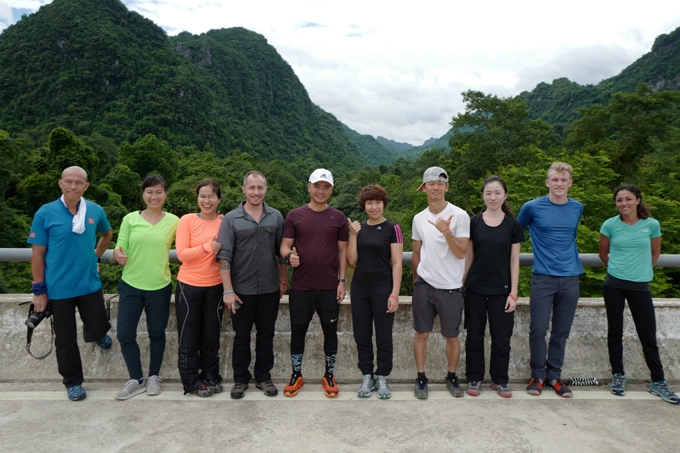 hai-co-gai-sai-gon-bang-rung-vuot-suoi-chinh-phuc-son-doong-ivivu-6
