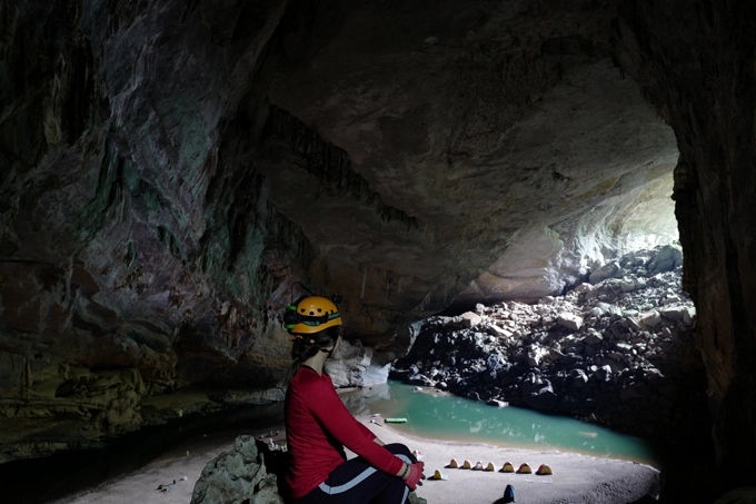 hai-co-gai-sai-gon-bang-rung-vuot-suoi-chinh-phuc-son-doong-ivivu-8