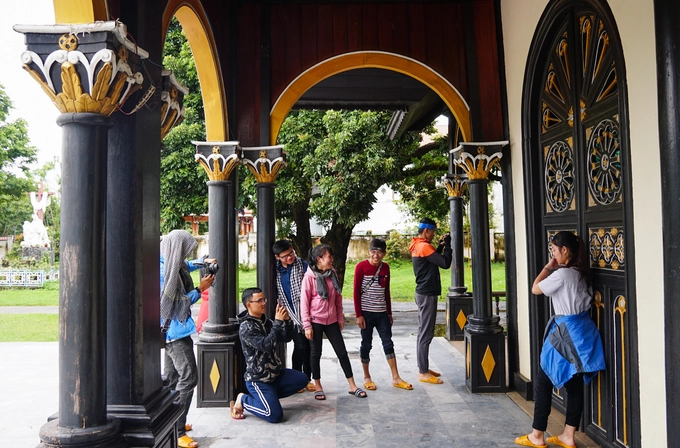 Mỗi ngày, nhà thờ gỗ ở Kom Tum đều thu hút đông khách tham quan. Vào dịp lễ Giáng Sinh, có hàng nghìn giáo dân đủ tộc người tìm đến nhà thờ. Họ ở lại ngay bãi đất trống bên phải có khi cả tuần để tham dự lễ. Mỗi ngày, nhà thờ gỗ ở Kom Tum đều thu hút đông khách tham quan. Vào dịp lễ Giáng Sinh, có hàng nghìn giáo dân đủ tộc người tìm đến nhà thờ. Họ ở lại ngay bãi đất trống bên phải có khi cả tuần để tham dự lễ.