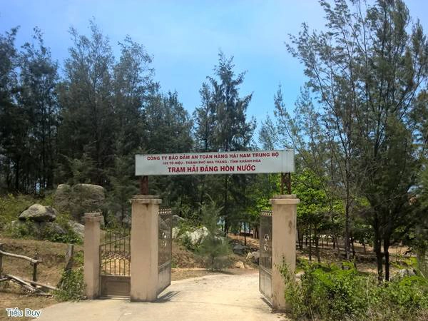 Cổng vào hải đăng Hòn Nước. Ảnh: Tiểu Duy Cổng vào hải đăng Hòn Nước. Ảnh: Tiểu Duy