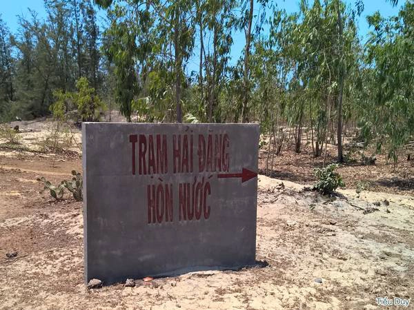 Bảng bê tông chỉ đường vào trạm hải đăng. Ảnh: Tiểu Duy Bảng bê tông chỉ đường vào trạm hải đăng. Ảnh: Tiểu Duy