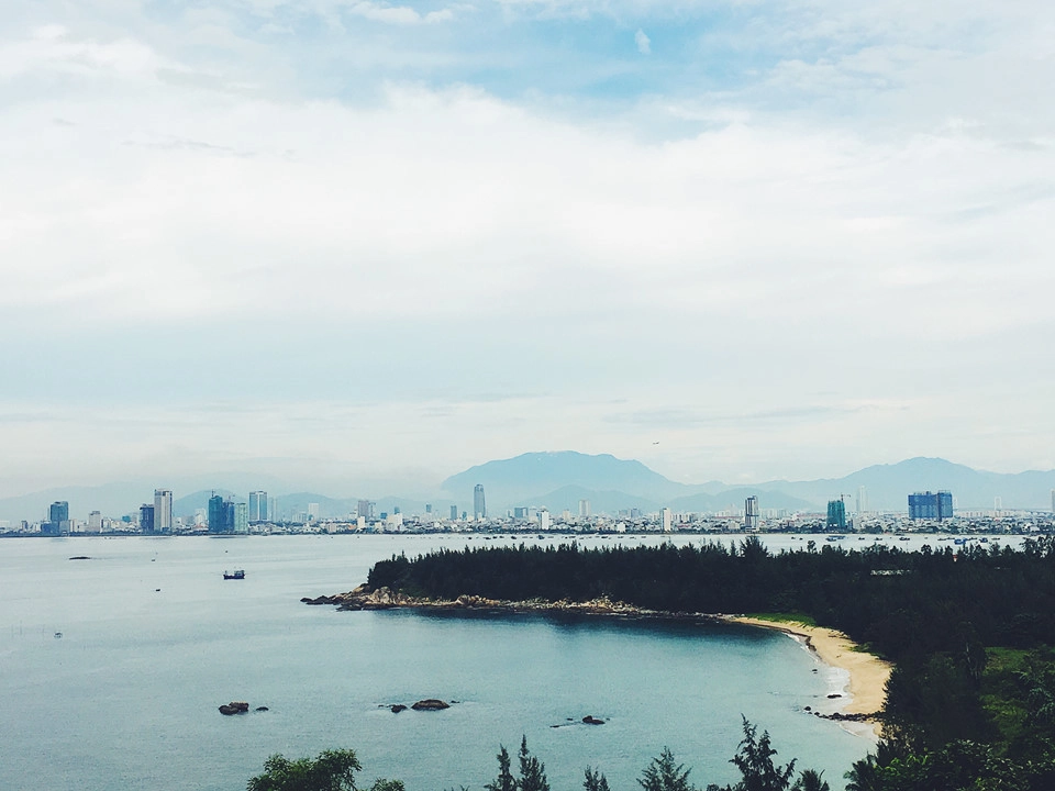 View toàn cảnh trung tâm thành phố Đà Nẵng nhìn từ đường lên hải đăng. View toàn cảnh trung tâm thành phố Đà Nẵng nhìn từ đường lên hải đăng.