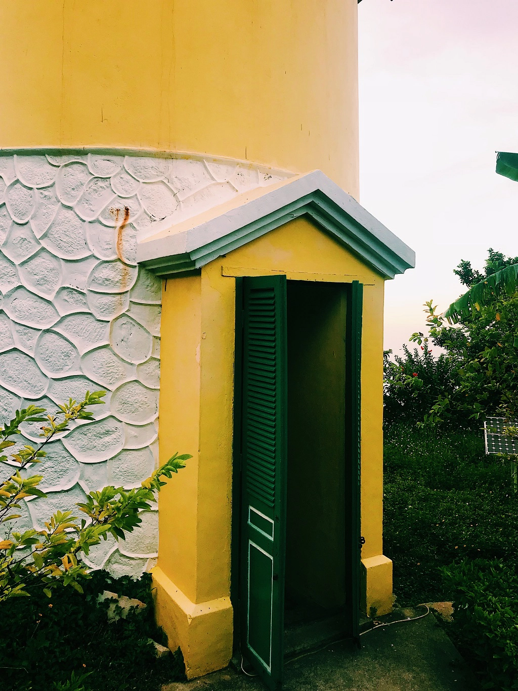 Do được sơn bằng hai màu vàng xanh bắt mắt và vintage nên nơi đây được xem như một trong những điểm sống ảo tuyệt vời của giới trẻ. Chỉ cần một bộ đồ trắng, jeans, đen hay các tông màu cơ bản là đủ cho cả nghìn tấm ảnh check-in đẹp. Do được sơn bằng hai màu vàng xanh bắt mắt và vintage nên nơi đây được xem như một trong những điểm sống ảo tuyệt vời của giới trẻ. Chỉ cần một bộ đồ trắng, jeans, đen hay các tông màu cơ bản là đủ cho cả nghìn tấm ảnh check-in đẹp.