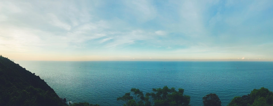 View toàn cảnh từ hải đăng Tiên Sa nhìn ra mênh mông biển xanh. View toàn cảnh từ hải đăng Tiên Sa nhìn ra mênh mông biển xanh.