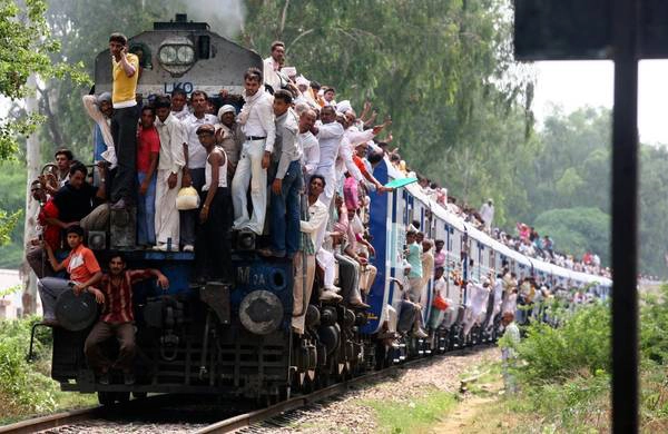 Ở Ấn Độ, đường sắt phần lớn được một công ty quốc doanh vận hành, đó là công ty Indian Railways. Đây cũng là một trong những công ty có nhân viên đông nhất thế giới với khoảng 1,4 triệu nhân viên.. Ảnh: Ajay Verma / Reuters