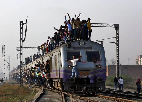 Tuyến tàu chạy chậm nhất là Mettupalayam Ooty Nilgiri với vận tốc 6 dặm trên giờ. Với vận tốc này, bạn có thể nhảy ra khỏi tàu và leo lại tàu một cách dễ dàng. Ảnh: Ahmad Masood/Reuters