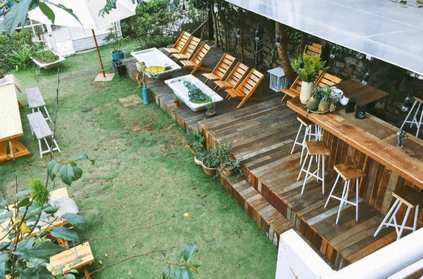 Quầy bar ngoài hiên, thảm cỏ xanh, bàn ghế gỗ, những chiếc ô trắng tạo nên một studio ngoài trời xinh xắn. Chỉ cần ngồi sưởi nắng trong không gian này cũng đủ khiến bạn khó quên. Ảnh: alazycatwanders Quầy bar ngoài hiên, thảm cỏ xanh, bàn ghế gỗ, những chiếc ô trắng tạo nên một studio ngoài trời xinh xắn. Chỉ cần ngồi sưởi nắng trong không gian này cũng đủ khiến bạn khó quên. Ảnh: alazycatwanders