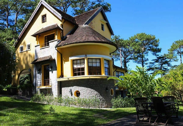 Tọa lạc trên một ngọn đồi, toàn bộ khu nghỉ Ana Mandara được thiết kế theo phong cách châu Âu cổ điển. Mỗi villa là một tòa biệt thự sơn vàng, mái ngói thâm nâu, bao quanh là khu vườn xanh tốt, đem tới không khí thanh bình. Tọa lạc trên một ngọn đồi, toàn bộ khu nghỉ Ana Mandara được thiết kế theo phong cách châu Âu cổ điển. Mỗi villa là một tòa biệt thự sơn vàng, mái ngói thâm nâu, bao quanh là khu vườn xanh tốt, đem tới không khí thanh bình.