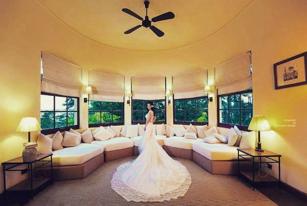 Khu nghỉ có tổng cộng 17 villa, tất cả đều nhìn xuống thành phố Đà Lạt. Đây cũng là địa điểm nghỉ dưỡng yêu thích của không ít sao Việt bởi sự riêng tư và khung cảnh cổ điển. Trong số đó có vợ chồng Lương Thế Thành và Thúy Diễm. Khu nghỉ có tổng cộng 17 villa, tất cả đều nhìn xuống thành phố Đà Lạt. Đây cũng là địa điểm nghỉ dưỡng yêu thích của không ít sao Việt bởi sự riêng tư và khung cảnh cổ điển. Trong số đó có vợ chồng Lương Thế Thành và Thúy Diễm.