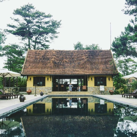 Mỗi tòa nhà đều có tên gắn liền với giai đoạn lịch sử được xây dựng như: biệt thự Mậu dịch Đông Dương, biệt thự nhà khảo cổ; biệt thự của khách lữ hành, họa sĩ, biệt thự Câu lạc bộ xe hơi… Bạn cũng có thể thả mình xuống bể bơi nước nóng ngoài trời để thư giãn. Giá của mỗi căn villa phụ thuộc vào vị trí và thời điểm, thấp nhất là hơn 4 triệu đồng và cao nhất là 12 triệu đồng. Mỗi tòa nhà đều có tên gắn liền với giai đoạn lịch sử được xây dựng như: biệt thự Mậu dịch Đông Dương, biệt thự nhà khảo cổ; biệt thự của khách lữ hành, họa sĩ, biệt thự Câu lạc bộ xe hơi… Bạn cũng có thể thả mình xuống bể bơi nước nóng ngoài trời để thư giãn. Giá của mỗi căn villa phụ thuộc vào vị trí và thời điểm, thấp nhất là hơn 4 triệu đồng và cao nhất là 12 triệu đồng.