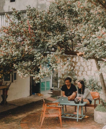 Nằm cách trung tâm thành phố Đà Lạt chừng 2 km, Yên's House là địa chỉ rất dễ tìm và cách những địa điểm du lịch nổi tiếng như hồ Tuyền Lâm, thác Dalanta, thác Prenn... không xa. Khu homestay có diện tích nhỏ nhưng từng chi tiết nhỏ đều được thiết kế và chọn lọc, khiến bạn ngỡ như đang lạc đến xứ Hàn. Nằm cách trung tâm thành phố Đà Lạt chừng 2 km, Yên's House là địa chỉ rất dễ tìm và cách những địa điểm du lịch nổi tiếng như hồ Tuyền Lâm, thác Dalanta, thác Prenn... không xa. Khu homestay có diện tích nhỏ nhưng từng chi tiết nhỏ đều được thiết kế và chọn lọc, khiến bạn ngỡ như đang lạc đến xứ Hàn.