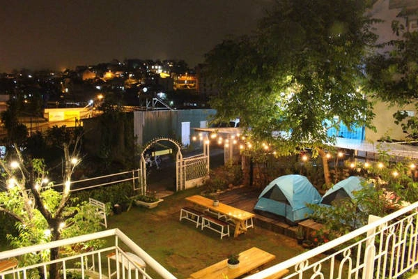 Homestay nằm trên một ngọn đồi cao, thích hợp ngắm cảnh thành phố khi lên đèn hay bình minh trong sương mù mỗi sáng. Đúng như tên gọi của mình, khu nghỉ mang lại cảm giác tĩnh lặng và nhẹ nhàng. Homestay nằm trên một ngọn đồi cao, thích hợp ngắm cảnh thành phố khi lên đèn hay bình minh trong sương mù mỗi sáng. Đúng như tên gọi của mình, khu nghỉ mang lại cảm giác tĩnh lặng và nhẹ nhàng.
