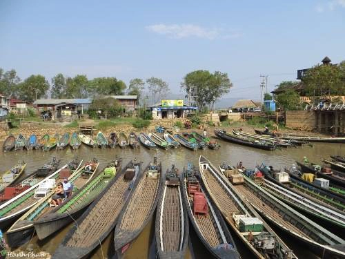 Tại bến chính của thị trấn Nyaung Shwe, những con thuyền đậu kín hai bên kênh. Ảnh: Phan Ngọc Hạnh. Tại bến chính của thị trấn Nyaung Shwe, những con thuyền đậu kín hai bên kênh. Ảnh: Phan Ngọc Hạnh.