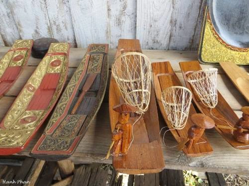 Đồ lưu niệm mô phỏng những con thuyền và người chèo thuyền một chân trên hồ Inle. Ảnh: Phan Ngọc Hạnh. Đồ lưu niệm mô phỏng những con thuyền và người chèo thuyền một chân trên hồ Inle. Ảnh: Phan Ngọc Hạnh.