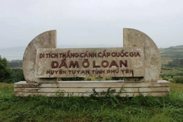 Sáng hôm sau, Phú yên đón chào ngày mới bằng ánh nắng nhẹ cùng một chút mưa phùn. Sau khi ăn sáng tại khách sạn, tôi bắt đầu hành trình bằng cung đường đi qua đầm Ô Loan, vịnh Vũng Rô, nhà thờ Mằng Lăng và không thể thiếu đó là Gành Đá Dĩa - một di tích thắng cảnh cấp quốc gia. Sáng hôm sau, Phú yên đón chào ngày mới bằng ánh nắng nhẹ cùng một chút mưa phùn. Sau khi ăn sáng tại khách sạn, tôi bắt đầu hành trình bằng cung đường đi qua đầm Ô Loan, vịnh Vũng Rô, nhà thờ Mằng Lăng và không thể thiếu đó là Gành Đá Dĩa - một di tích thắng cảnh cấp quốc gia.