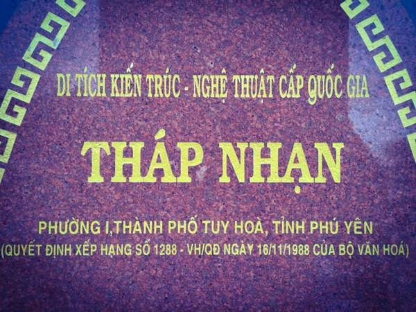 Để đến được vùng đất "hoa vàng", chúng ta chỉ cần dành ra 3 ngày cuối tuần - xách ba lô lên và đi. Phương tiện tôi thường lựa chọn để đi xa mà có thể có một đêm yên giấc là tàu hoả. Có thể nói đây là phương tiện đi an toàn và giờ giấc tốt nhất: tối thứ 6 lên tàu ngủ và sáng thứ 7 tới Tuy Hòa; chơi nguyên ngày thứ 7, chủ nhật; tối chủ nhật lên tàu ngủ sáng thứ 2 về tới Sài Gòn đi làm. Nếu có thời gian, bạn có thể kết hợp ghé thăm thành phố biển Nha Trang, sau đó mua vé tàu tiếp tục đến Tuy Hoà. Thời gian di chuyển khoảng 2 giờ. Để đến được vùng đất "hoa vàng", chúng ta chỉ cần dành ra 3 ngày cuối tuần - xách ba lô lên và đi. Phương tiện tôi thường lựa chọn để đi xa mà có thể có một đêm yên giấc là tàu hoả. Có thể nói đây là phương tiện đi an toàn và giờ giấc tốt nhất: tối thứ 6 lên tàu ngủ và sáng thứ 7 tới Tuy Hòa; chơi nguyên ngày thứ 7, chủ nhật; tối chủ nhật lên tàu ngủ sáng thứ 2 về tới Sài Gòn đi làm. Nếu có thời gian, bạn có thể kết hợp ghé thăm thành phố biển Nha Trang, sau đó mua vé tàu tiếp tục đến Tuy Hoà. Thời gian di chuyển khoảng 2 giờ.