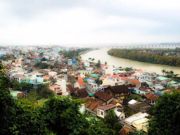 Từ tháp nhạn, ta có thể phóng tầm mắt và cả thành phố như đang thu nhỏ lại - và có lẽ cái nhìn nào bao quát cũng là cái nhìn đẹp nhất (đúng cả về mặt nghĩa đen lẫn nghĩa bóng). Từ tháp nhạn, ta có thể phóng tầm mắt và cả thành phố như đang thu nhỏ lại - và có lẽ cái nhìn nào bao quát cũng là cái nhìn đẹp nhất (đúng cả về mặt nghĩa đen lẫn nghĩa bóng).