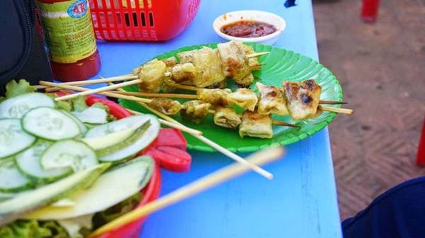 Trời cũng dần tối, tôi ghé vào một quán bánh canh và bún ven đường. Giá mỗi tô là 10.000 đồng. Tôi ăn hết 3 tô. Sau đó, tôi tiếp tục ra biển, làm đầy bao tử bằng món thịt nướng xiên, ăn kèm với rau và xoài sống, giá mỗi xiên tầm 3.000-5.000 đồng. Mùi thịt nướng xen lẫn cái se lạnh cùng từng cơn gió biển tạo cho tôi một cảm xúc rất lạ, vừa nhẹ nhàng vừa sâu lắng. Trời cũng dần tối, tôi ghé vào một quán bánh canh và bún ven đường. Giá mỗi tô là 10.000 đồng. Tôi ăn hết 3 tô. Sau đó, tôi tiếp tục ra biển, làm đầy bao tử bằng món thịt nướng xiên, ăn kèm với rau và xoài sống, giá mỗi xiên tầm 3.000-5.000 đồng. Mùi thịt nướng xen lẫn cái se lạnh cùng từng cơn gió biển tạo cho tôi một cảm xúc rất lạ, vừa nhẹ nhàng vừa sâu lắng.