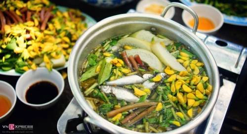 Canh cá linh, cá lóc, bông điên điển cũng là món ăn ngon ở Búng Bình Thiên mùa nước nổi. Ảnh: Nam Chấy.