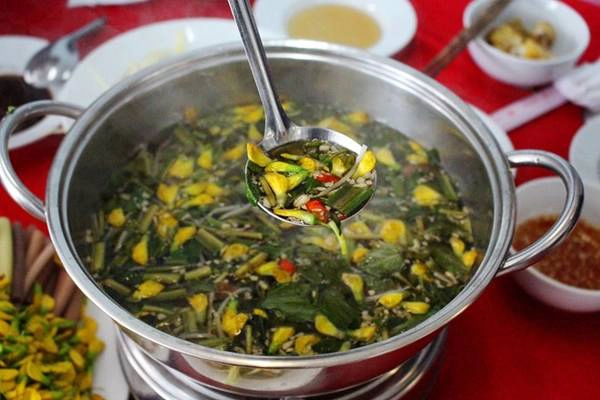  Đến Châu Đốc mùa nước nổi, bạn sẽ được thưởng thức những món ngon từ cá linh và bông điên điển. Ảnh: An Huỳnh.