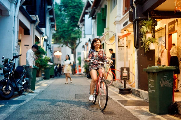 Haji Lane là một trung tâm mua sắm được thiết kế đặc biệt với kiểu dáng hình chữ U, thu hút các tín đồ shopping đang bắt đầu chán ngấy với những trung tâm mua sắm, những cao ốc thời trang thông thường. Ảnh: Jon Siegel Haji Lane là một trung tâm mua sắm được thiết kế đặc biệt với kiểu dáng hình chữ U, thu hút các tín đồ shopping đang bắt đầu chán ngấy với những trung tâm mua sắm, những cao ốc thời trang thông thường. Ảnh: Jon Siegel