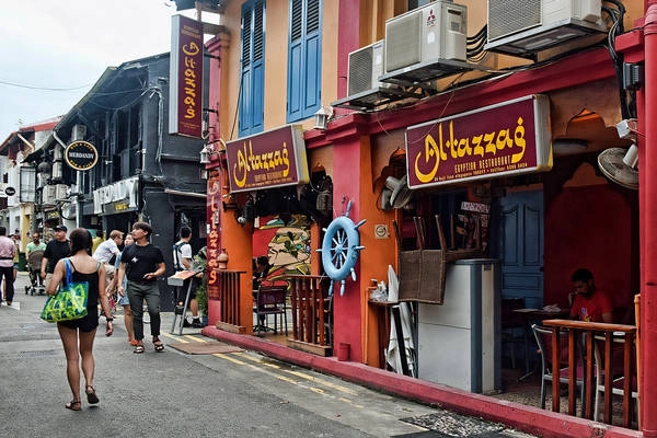 Ngoài các cửa hàng thời trang, Haji Lane còn là nơi trú ngụ của các quán cafe, các pub nhỏ với phong cách nghệ thuật và thời thượng không kém. Ảnh: Choo Yut Shing