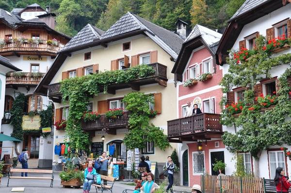 Một trong những điểm đến không thể bỏ qua ở Hallstatt là Bảo tàng Di sản văn hoá, nơi trưng bày những hiện vật chứng minh lịch sử 7.000 năm của thị trấn. Bạn sẽ có cơ hội ngắm nhìn những công cụ khai thác mỏ muối lâu đời nhất thế giới như búa, rìu, xẻng hay những vật dụng thông thường như bát, cốc, đồ trang sức có từ thời đồ sắt.