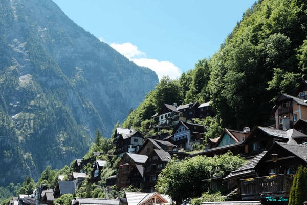 Hallstatt khá nhỏ bé, một ngày là đủ đi quanh thị trấn. Nhưng nếu có thời gian nhiều, các bạn nên tận hưởng một đêm ở thị trấn yên bình này. Để di chuyển về lại Salzburg, các bạn nên chú ý giờ phà: chuyến cuối cùng rời khỏi làng là 18h15, xe bus 542/543 quay trở lại ga Bad Isch để bắt tàu hoặc bus 150 là 16h58 (đối với ngày thường). Ngoài ra, bến xe bus có chỉ dẫn rõ giờ xe chạy, đi kèm một số ký hiệu đặc biệt, bạn cần lưu ý để tránh phải chờ đợi trong vô vọng, ví dụ các ký hiệu trước giờ xe bus chạy