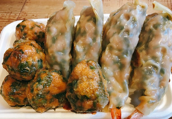 Đến làng cổ Jeonju, bạn nhất định phải thử mandu và bibimbap, hai món nổi tiếng của tỉnh này. Mandu hay còn biết như dumpling của người Hàn. Người dân địa phương rất yêu thích món ăn này nên đôi khi bạn phải xếp hàng khá dài mới tới lượt để thưởng thức. Đến làng cổ Jeonju, bạn nhất định phải thử mandu và bibimbap, hai món nổi tiếng của tỉnh này. Mandu hay còn biết như dumpling của người Hàn. Người dân địa phương rất yêu thích món ăn này nên đôi khi bạn phải xếp hàng khá dài mới tới lượt để thưởng thức.