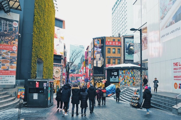 Khu phố Myeongdong ở line 4 luôn là địa điểm mua sắm ăn vặt lớn nhất Hàn Quốc, các cửa hàng mỹ phẩm , quần áo, đầy đủ các thương hiệu đều có thể tìm thấy nơi đây. Mùa đông cũng là thời điểm dâu Hàn Quốc đỏ ngọt nhất, các loại bingsu dâu có thể ăn tại Subing, thương hiệu Bingsu nổi tiếng nhất Hàn Quốc hoặc các cửa hàng bingsu địa phương. Trời lạnh cũng là thời gian tuyệt vời để ăn món thịt hầm Haechangkuk của Hàn Quốc Khu phố Myeongdong ở line 4 luôn là địa điểm mua sắm ăn vặt lớn nhất Hàn Quốc, các cửa hàng mỹ phẩm , quần áo, đầy đủ các thương hiệu đều có thể tìm thấy nơi đây. Mùa đông cũng là thời điểm dâu Hàn Quốc đỏ ngọt nhất, các loại bingsu dâu có thể ăn tại Subing, thương hiệu Bingsu nổi tiếng nhất Hàn Quốc hoặc các cửa hàng bingsu địa phương. Trời lạnh cũng là thời gian tuyệt vời để ăn món thịt hầm Haechangkuk của Hàn Quốc