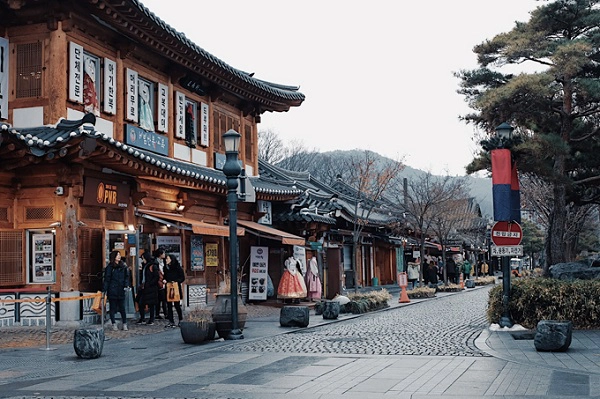 Một địa điểm người dân Hàn Quốc hay ghé thăm vào những ngày này đó là làng cổ Jeonju, cách Seoul tầm 3 tiếng. Không quá đông đúc ồn ào bởi khách du lịch, Jeonju luôn giữ được nét cổ kính với những ngôi làng cổ. Nằm giữa làng là đền Gyeonggijeon được vua thời Joseon xây dựng, cổ kính và uy nghiêm. Một địa điểm người dân Hàn Quốc hay ghé thăm vào những ngày này đó là làng cổ Jeonju, cách Seoul tầm 3 tiếng. Không quá đông đúc ồn ào bởi khách du lịch, Jeonju luôn giữ được nét cổ kính với những ngôi làng cổ. Nằm giữa làng là đền Gyeonggijeon được vua thời Joseon xây dựng, cổ kính và uy nghiêm.