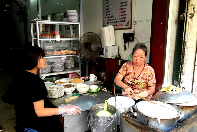 Nằm ngay mặt tiền phố Hàng Gà, quán ăn mở cửa từ năm 1973 này có không gian khiêm tốn. Ảnh: Déborah Bailet. Nằm ngay mặt tiền phố Hàng Gà, quán ăn mở cửa từ năm 1973 này có không gian khiêm tốn. Ảnh: Déborah Bailet.