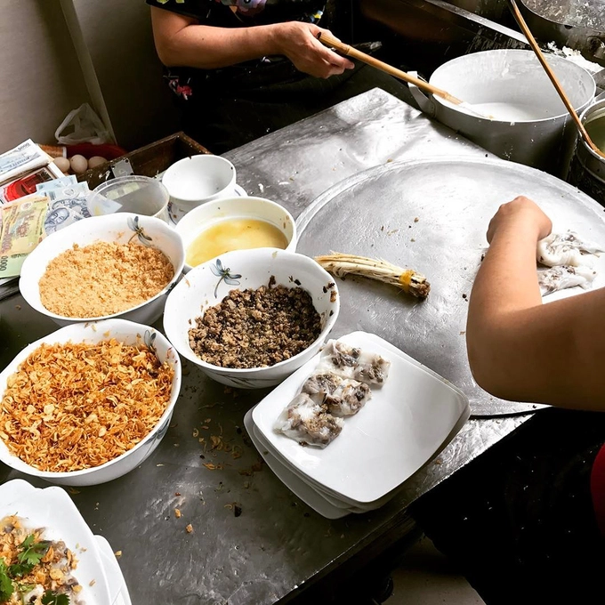 Hiện tại, hàng này phục vụ 3 loại nhân: thịt lợn, thịt gà và tôm tươi. Bánh được tráng nóng tại chỗ, được nhiều khách đánh giá đều tay, mỏng nhưng không bị rách. Ảnh: @twisted_sr. Hiện tại, hàng này phục vụ 3 loại nhân: thịt lợn, thịt gà và tôm tươi. Bánh được tráng nóng tại chỗ, được nhiều khách đánh giá đều tay, mỏng nhưng không bị rách. Ảnh: @twisted_sr.