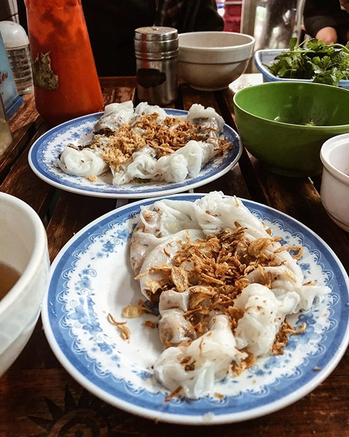 Chủ hàng chia sẻ, gạo để làm bột phải là loại gạo ngon, trắng ngần. Độ dẻo được đảm bảo nhờ cách pha, phân chia lượng nước và bột với một tỉ lệ hợp lý. Ảnh: Betty Nguyen. Chủ hàng chia sẻ, gạo để làm bột phải là loại gạo ngon, trắng ngần. Độ dẻo được đảm bảo nhờ cách pha, phân chia lượng nước và bột với một tỉ lệ hợp lý. Ảnh: Betty Nguyen.