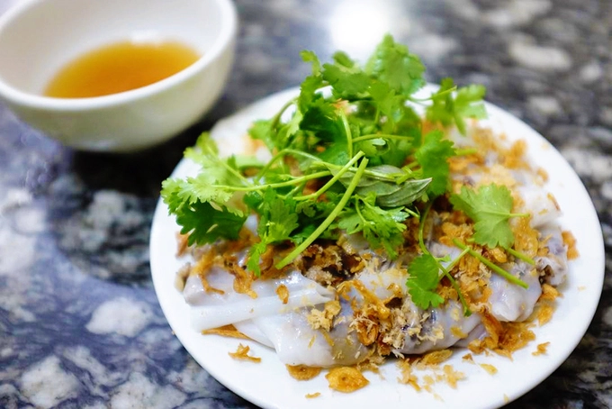 Trên chuyên trang du lịch TripAdvisor, địa chỉ này nhận được khá nhiều nhận xét. Du khách Tây Ban Nha Camila chia sẻ: "Nếu bánh cuốn là món yêu thích của bạn thì địa chỉ này là nơi nhất định bạn phải đến một lần". Tuy nhiên một số người vẫn phàn nàn vì chờ quá lâu, quán chật, thiếu chỗ đỗ xe, giá cao hơn các quán bình dân khác. Ảnh: Desmond Tie. Trên chuyên trang du lịch TripAdvisor, địa chỉ này nhận được khá nhiều nhận xét. Du khách Tây Ban Nha Camila chia sẻ: "Nếu bánh cuốn là món yêu thích của bạn thì địa chỉ này là nơi nhất định bạn phải đến một lần". Tuy nhiên một số người vẫn phàn nàn vì chờ quá lâu, quán chật, thiếu chỗ đỗ xe, giá cao hơn các quán bình dân khác. Ảnh: Desmond Tie.