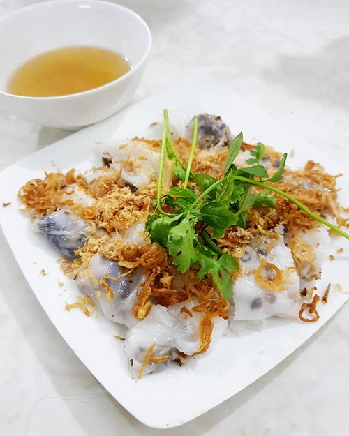 Nếu như một phần bánh cuốn nhân thịt lợn có giá 35.000 đồng và nhân thịt gà giá 45.000 đồng, đĩa bánh nhân tôm tươi đắt nhất với giá 50.000 đồng. Đĩa bánh mang ra lúc nào cũng nóng hổi, phủ lớp hành phi, ngò rí bên trên. Ảnh: Lily Khumrungroj. Nếu như một phần bánh cuốn nhân thịt lợn có giá 35.000 đồng và nhân thịt gà giá 45.000 đồng, đĩa bánh nhân tôm tươi đắt nhất với giá 50.000 đồng. Đĩa bánh mang ra lúc nào cũng nóng hổi, phủ lớp hành phi, ngò rí bên trên. Ảnh: Lily Khumrungroj.