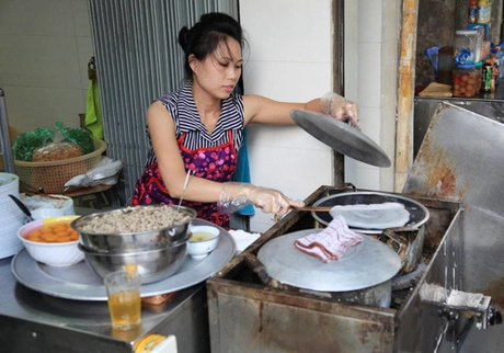 Nhiều hàng bánh cuốn vẫn giữ cách tráng bánh truyền thống. Nhiều hàng bánh cuốn vẫn giữ cách tráng bánh truyền thống.