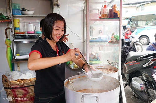 Chị Trúc một tay gây dựng quán bánh mì xíu mại. Ảnh: Di Vỹ.