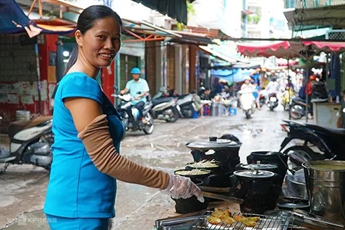 Gian bếp nhỏ ở quán chị Sương (trong ảnh) nằm trong hẻm. Ảnh: Di Vỹ.