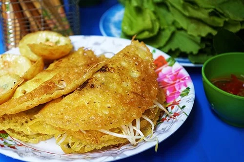 Bánh xèo ở địa chỉ này có lớp vỏ giòn, thơm và không ngấy dầu. Ảnh: Di Vỹ.