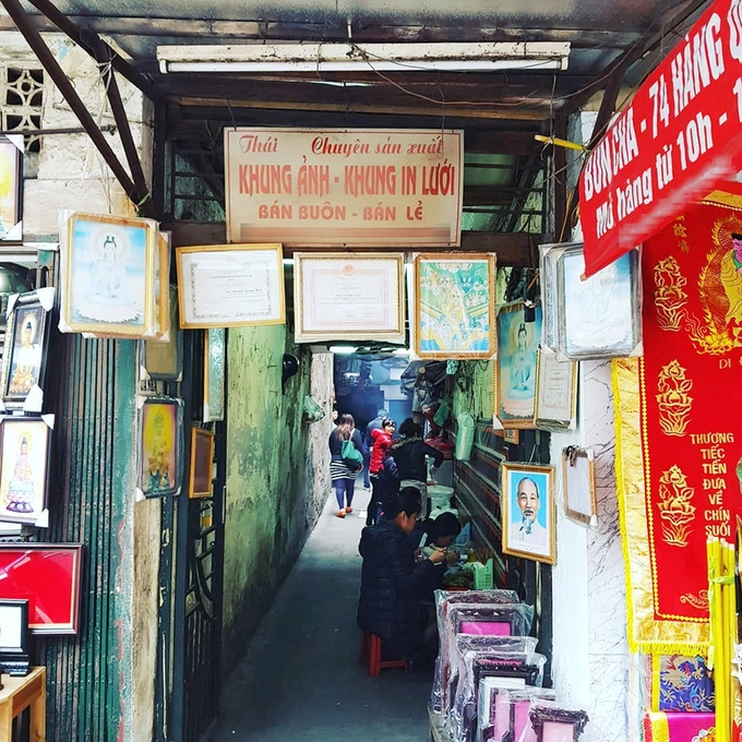 Bún chả ở ngõ 74 Hàng Quạt là địa chỉ được nhiều người dân lẫn du khách check-in. Dù toạ lạc ở trong một con hẻm nhỏ, hàng bún vẫn tấp nập thực khách. Ảnh: Jim Too. Bún chả ở ngõ 74 Hàng Quạt là địa chỉ được nhiều người dân lẫn du khách check-in. Dù toạ lạc ở trong một con hẻm nhỏ, hàng bún vẫn tấp nập thực khách. Ảnh: Jim Too.