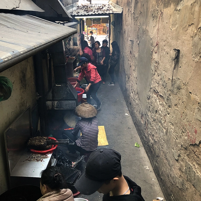Từ không gian cho khách ngồi ăn đến bếp đều được đặt lộ thiên, ngay trong hẻm. Ảnh: Robin. Từ không gian cho khách ngồi ăn đến bếp đều được đặt lộ thiên, ngay trong hẻm. Ảnh: Robin.