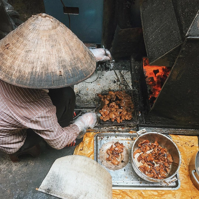 Thịt được nướng tại chỗ nên lúc nào cũng nóng, ai đi ngang đều ngửi mùi thơm nức. Ảnh: @hanguang. Thịt được nướng tại chỗ nên lúc nào cũng nóng, ai đi ngang đều ngửi mùi thơm nức. Ảnh: @hanguang.