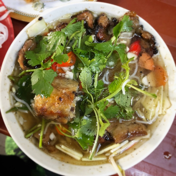 Nước chấm đậm đà, pha từ mắm, giấm, đường, nước lọc, tỏi ớt tươi băm nhỏ. Nó hòa trộn các vị mặn, chua, ngọt, cay và thơm mùi tiêu, ớt, tỏi. Ảnh: Robin. Nước chấm đậm đà, pha từ mắm, giấm, đường, nước lọc, tỏi ớt tươi băm nhỏ. Nó hòa trộn các vị mặn, chua, ngọt, cay và thơm mùi tiêu, ớt, tỏi. Ảnh: Robin.