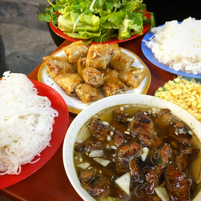 Một suất bún đầy đủ gồm bún rối, chả, nem nướng, thịt nướng... Khách có thể yêu cầu đồ ăn kèm theo sở thích. Rau sống có xà lách, húng láng, mùi ta, tía tô. Ảnh: Robin. Một suất bún đầy đủ gồm bún rối, chả, nem nướng, thịt nướng... Khách có thể yêu cầu đồ ăn kèm theo sở thích. Rau sống có xà lách, húng láng, mùi ta, tía tô. Ảnh: Robin.