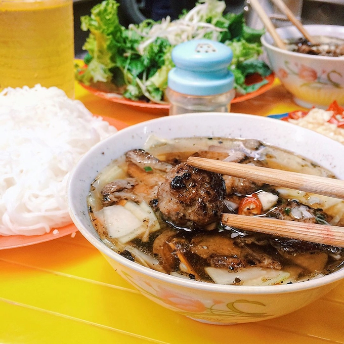 Miếng chả tại hàng này khiến người ăn nhớ lâu bởi thịt đủ cả nạc và mỡ. Chả nướng không bị khô mà mềm, ăn nhiều không có cảm giác ngán. Ảnh: @fuongsfood. Miếng chả tại hàng này khiến người ăn nhớ lâu bởi thịt đủ cả nạc và mỡ. Chả nướng không bị khô mà mềm, ăn nhiều không có cảm giác ngán. Ảnh: @fuongsfood.